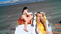 Elas não têm limites! Anita e Gabi peladas na praia agora, confira