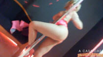 Tatuada e gostosa, Barbie manda muito bem no pole dance